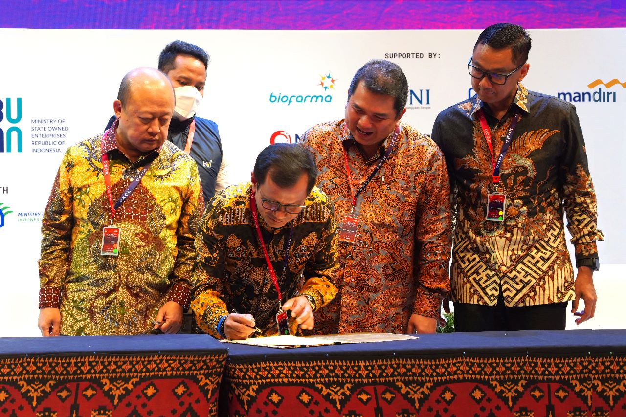 Direktur Utama SIG, Donny Arsal (kedua kiri) saat menandatangani Letter of Intent Proyek Pilot Voluntary Carbon Market VCM) 