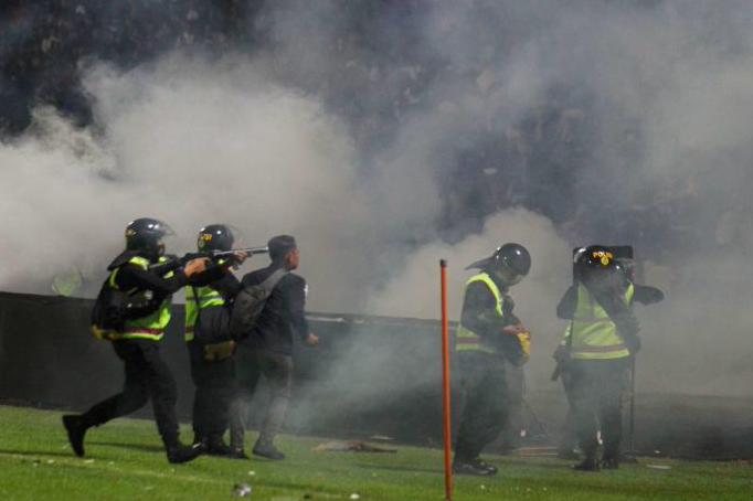 Polisi menembakkan gas air mata ke arah tribun penonton di Stadion Kanjuruhan.