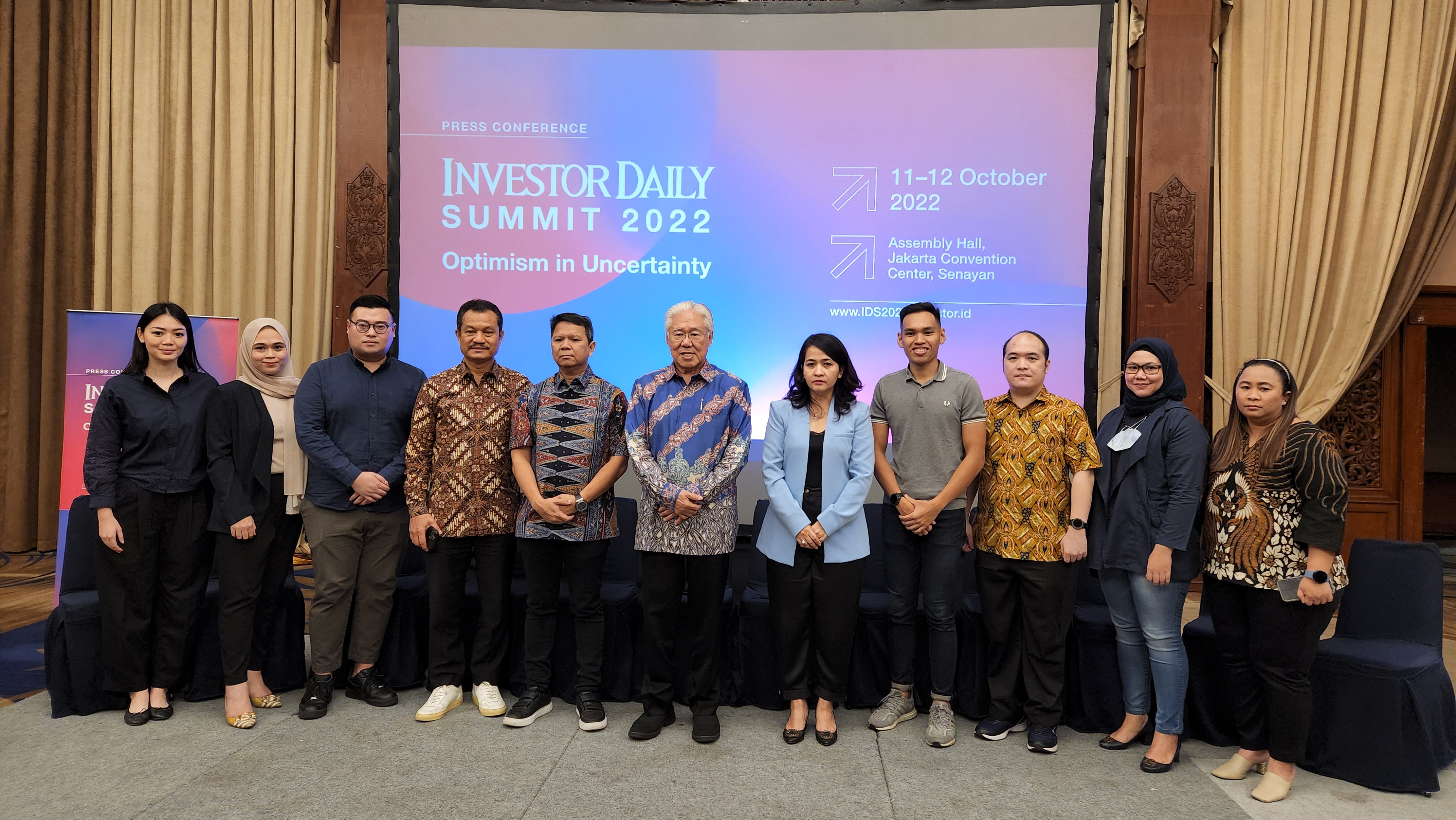 Sesi foto konferensi pers Optimisme Investor Daily Summit 2022 di Jakarta, Senin (3/10).
