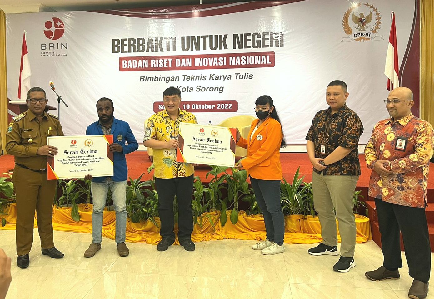 Rico Sia (tiga dari kiri) memberikan bantuan kepada mahasiswa Papua Barat.