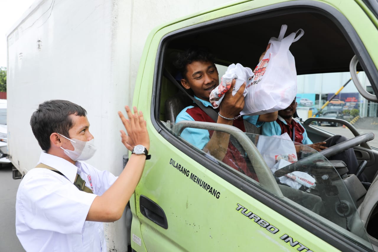  Komunitas Truk DKI Jakarta kembali mengadakan aksi turun ke jalan dengan berbagi sembako kepada supir truk, mekanik dan pedagang di jalanan