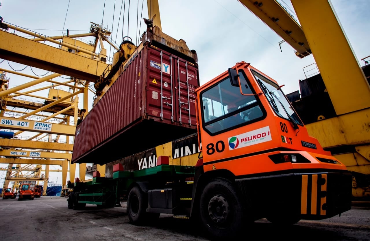 Bongkar muat di Pelabuhan Belawan, Medan, Sumut.