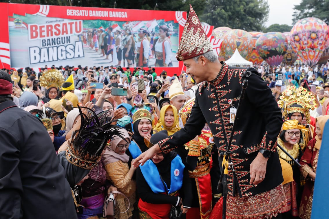 Gubernur Jateng Ganjar Pranowo menjadi inspektur upacara Peringatan Hari Sumpah Pemuda di Alun-Alun Wonosobo, Kabupaten Wonoso, Jumat (28/10