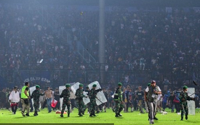 Suasana kericuhan di Stadion Kanjuruhan, Malang. 