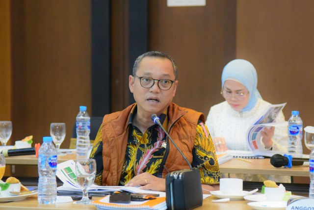 Anggota Komisi VI DPR Dedi Yevri Sitorus saat pertemuan dengan BUMN Pangan di Pontianak, Kalimantan Barat, Kamis (27/10).