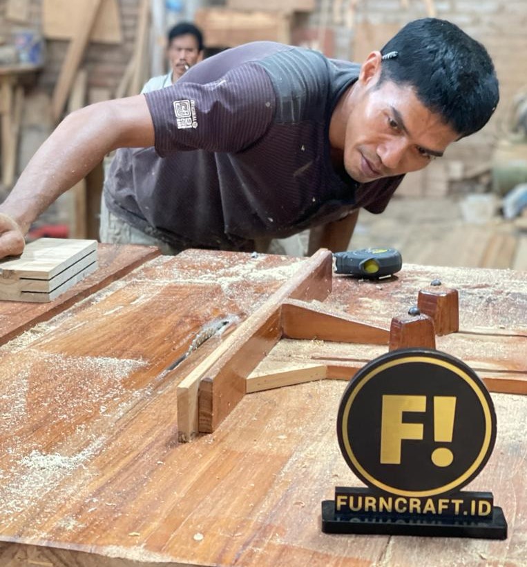  Aktifitas pekerja funcraft saat mengerjakan mebel di sentra produksi mebel Kabupaten Jepara.