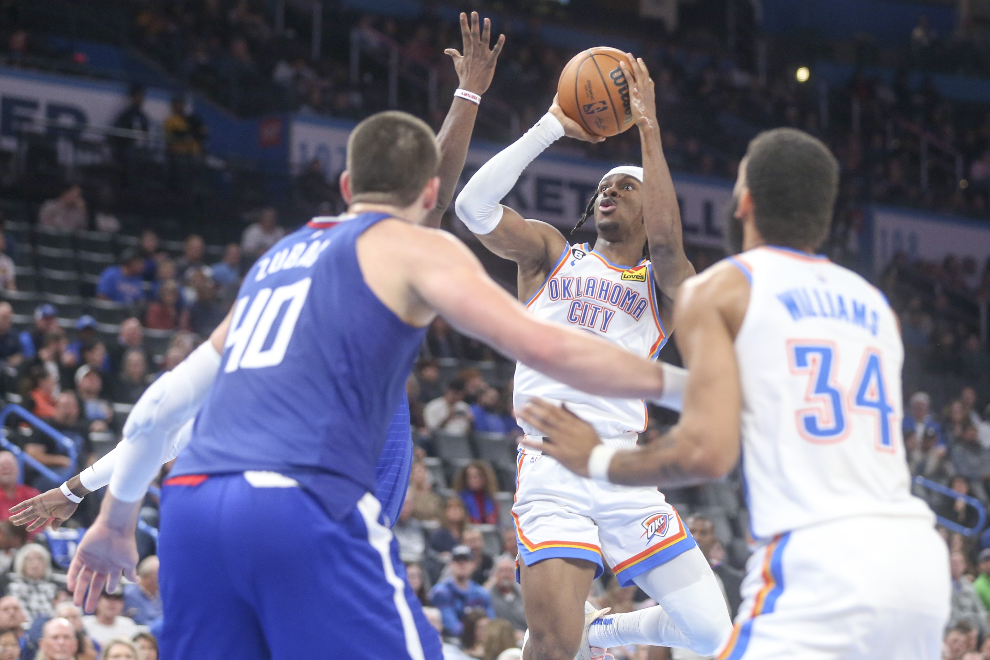 Bintang Oklahoma City Thunder Shai Gilgeous-Alexander melepaskan tembakan dalam laga NBA melawan Los Angeles Clippers.