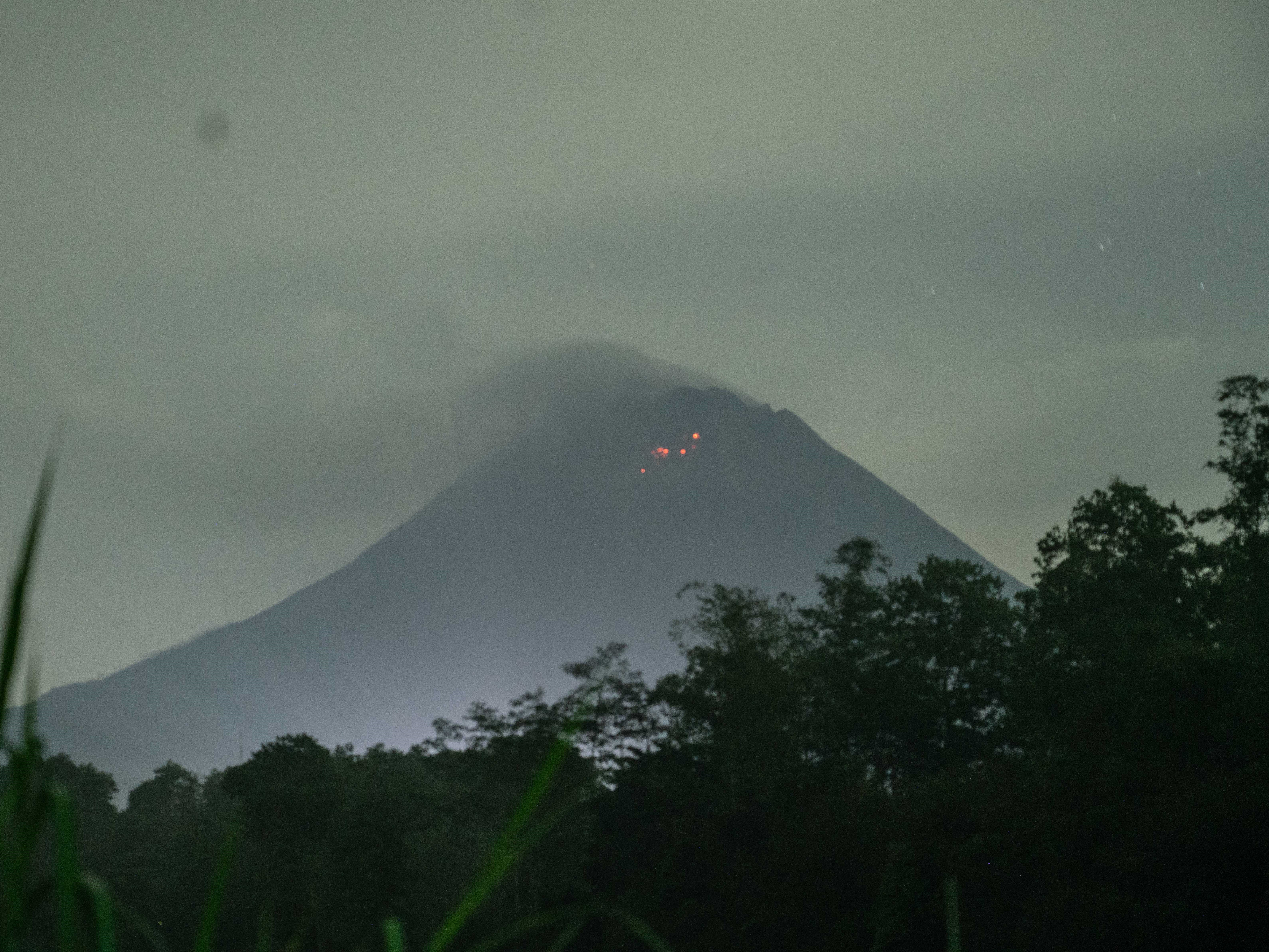 Luncuran lava pijar keluar dari kawah Gunung Merapi terlihat dari Srumbung, Magelang, Jawa Tengah, Rabu (4/5/2022).