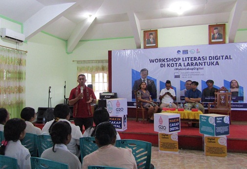 Workshop literasi digital bertema 'Produktif di Media Sosial dengan Aman, Beretika, dan Berbudaya' di Larantuka, NTT.