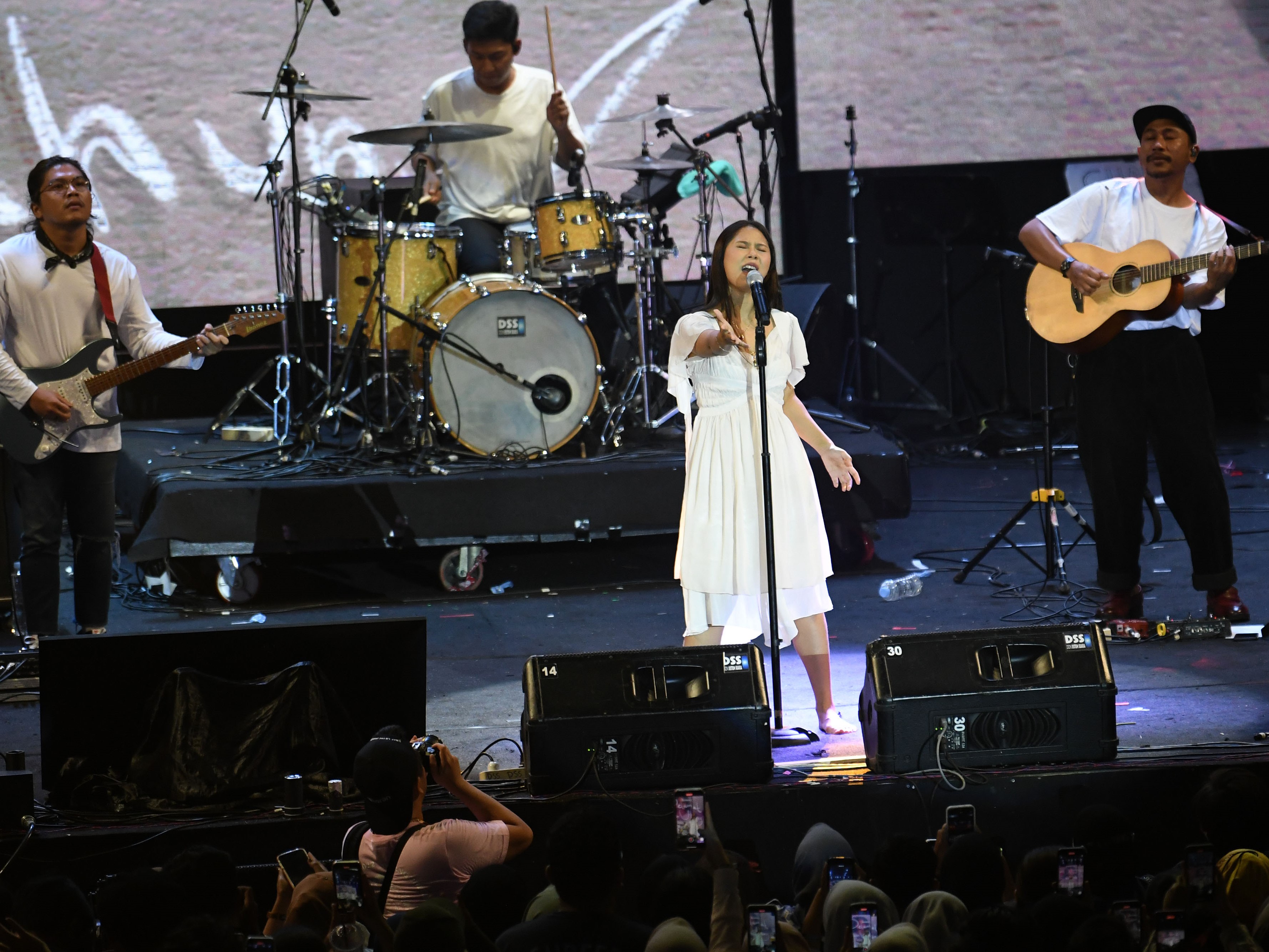 Penyanyi Nadin Amizah melantunkan lagu dalam Berdendang Bergoyang Festival di Istora Gelora Bung Karno, Senayan, Jakarta, Sabtu (29/10).