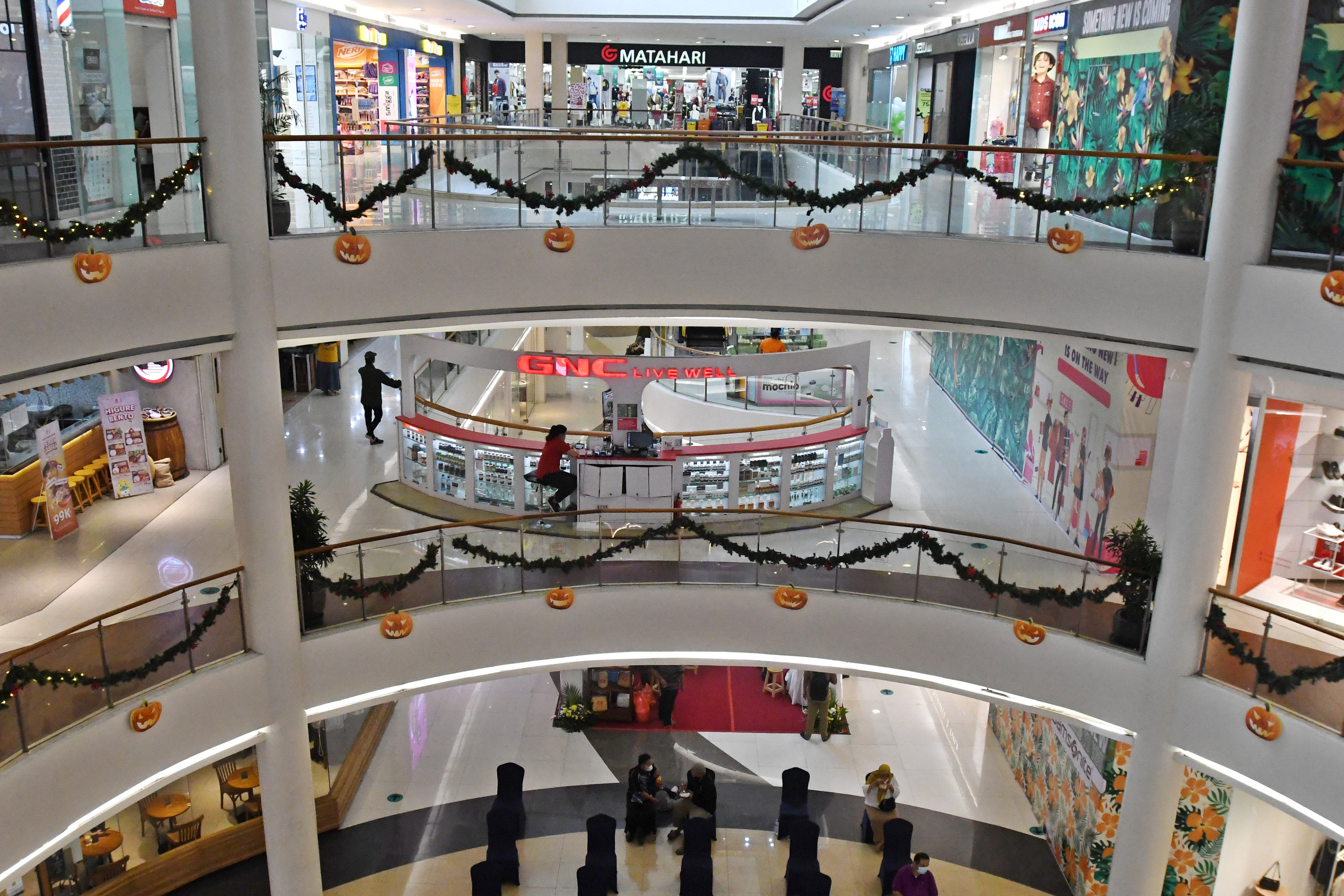 Pengunjung di salah satu mall di Jakarta. Perekonomian global akan berdampak pada ekonomi Indonesia.