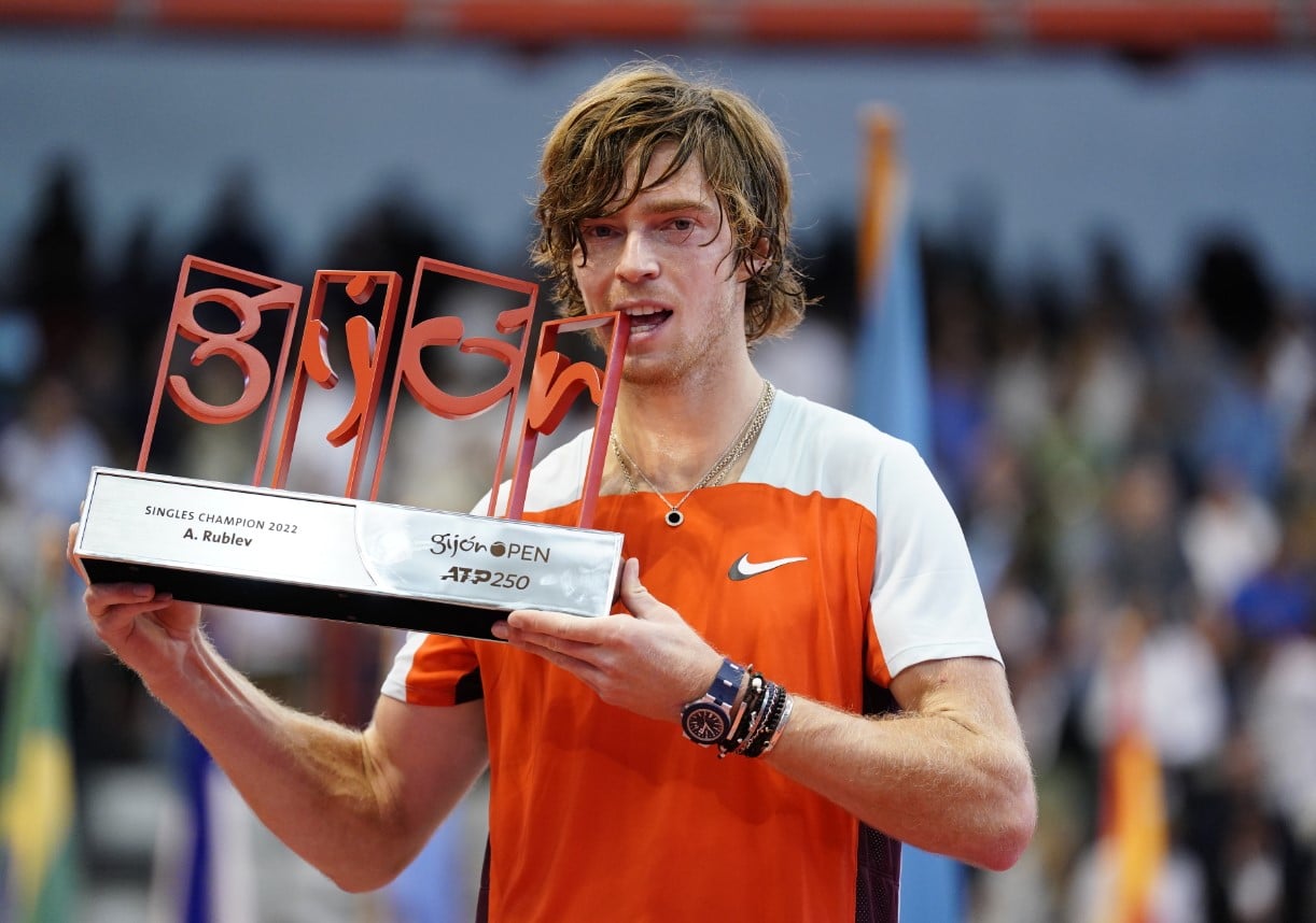 Petenis Rusia Andrey Rublev memamerkan trofi yang dimenangkannya di Gijon Terbuka.