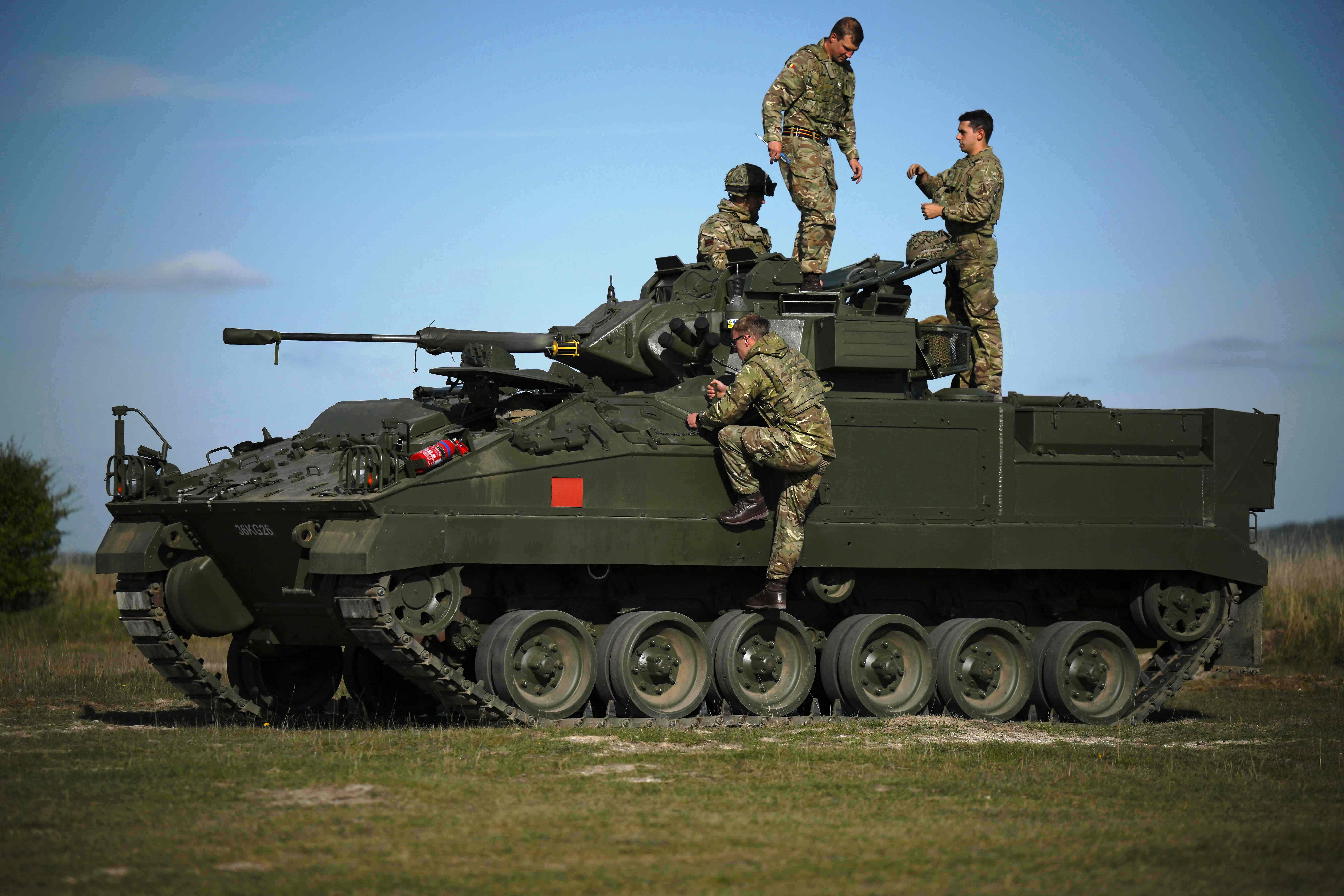 Pasukan Inggris melakukan latihan tempur bersama pasukan Ukraina lima pekan di Durrington, selatan Inggris, Selasa (11/10). 