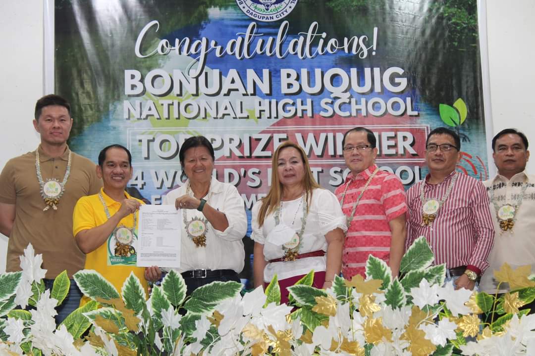 Para guru SMA Negeri Bonuan Buquig menunjukkan piagam kemenangan sebagai Sekolah Terbaik Dunia untuk aksi lingkungan 2022