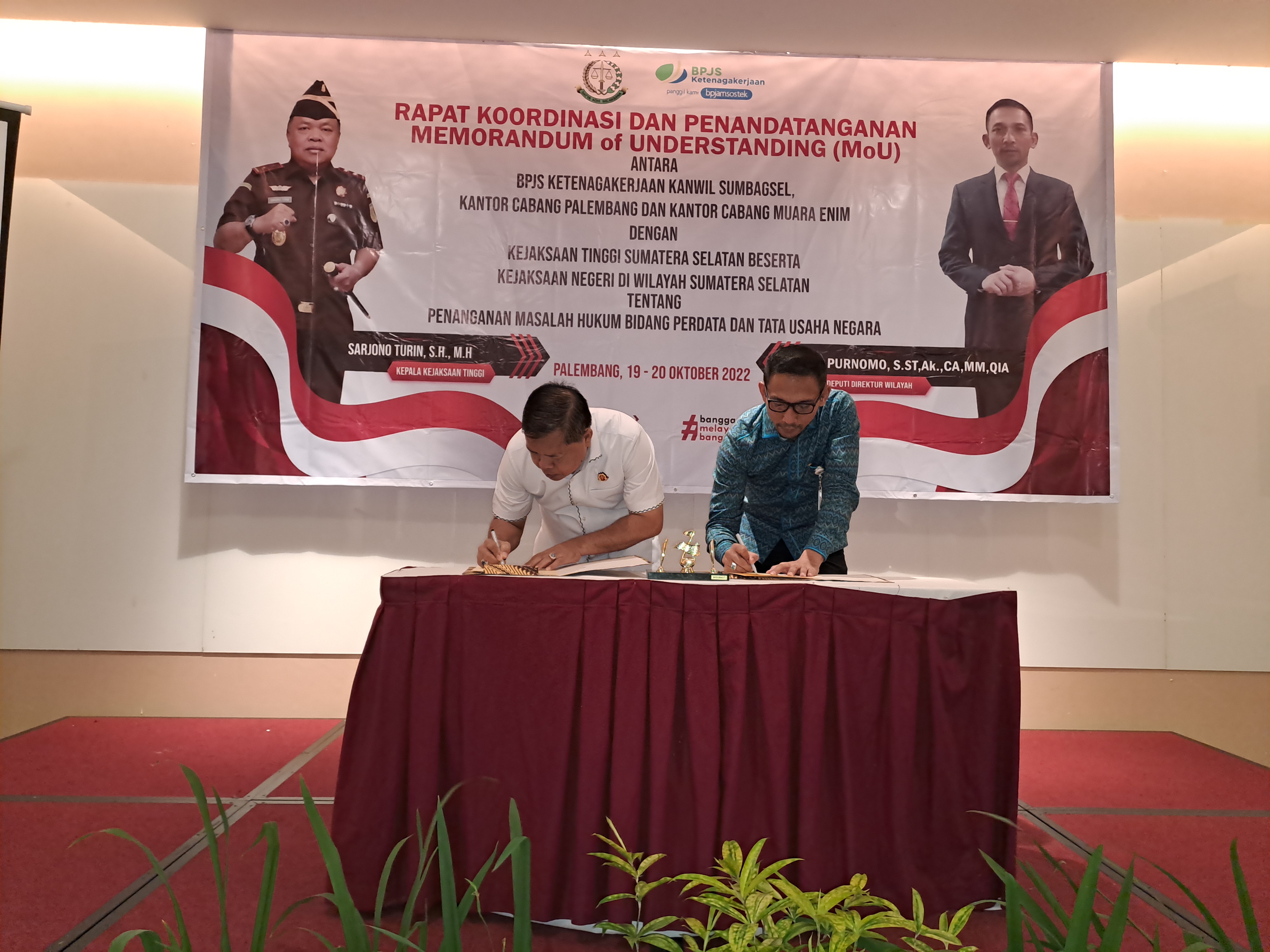 Deputi Direktur BPJS Ketenagakerjaan Wilayah Sumbagsel Eko Purnomo dan Kajati Sumsel Sarjono Turin, saat tandatanganani MoU, Kamis (20/10)