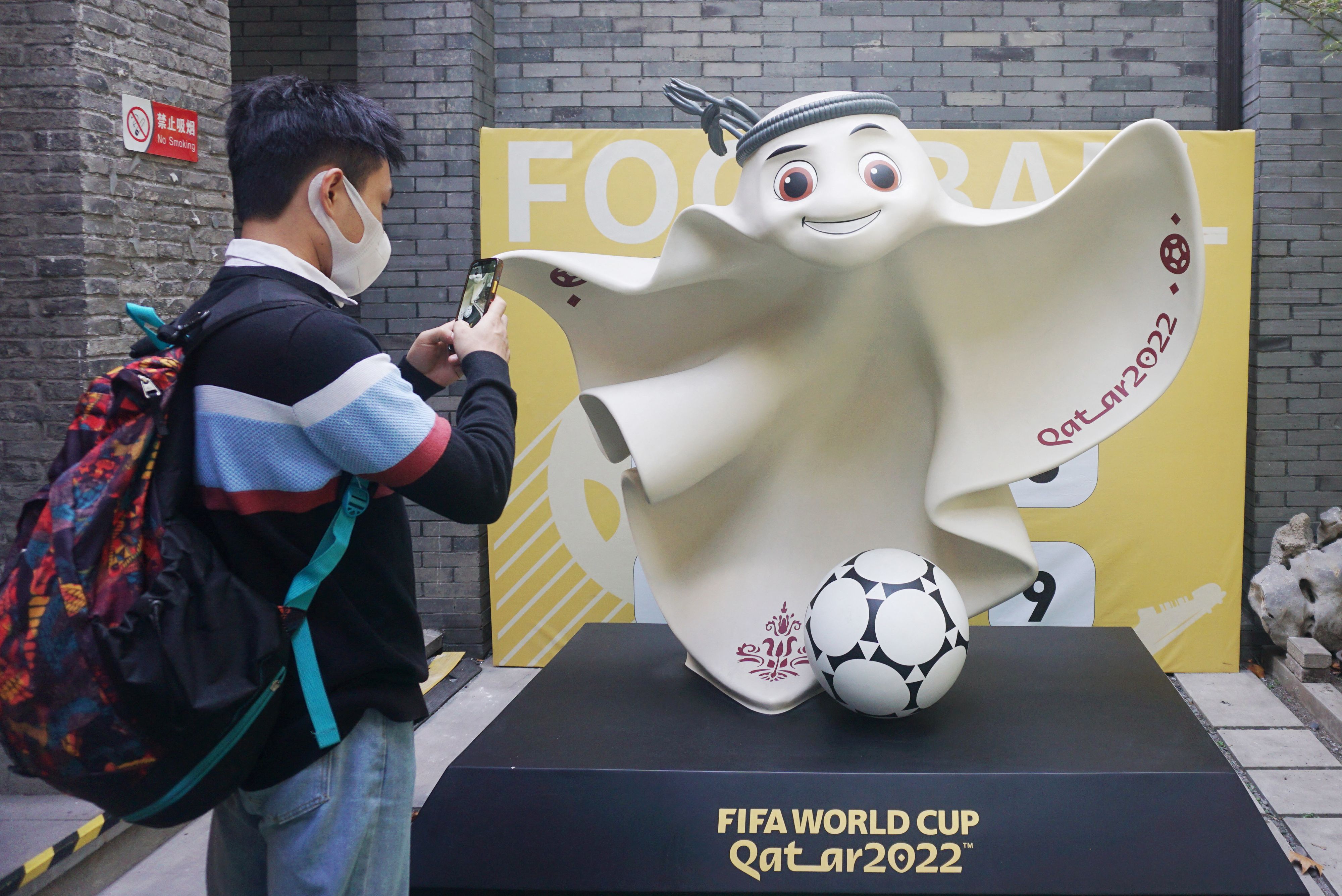 Seorang warga memfoto patung maskot Piala Dunia 2022