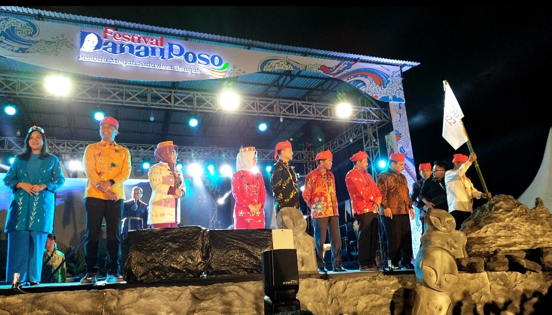 : Gubernur Rusdy Mastura bersama Bupati Poso dr. Verna Gladies Merry Inkiriwang menancapkan tombak bendera yang bergambar logo FDP, sebagai 