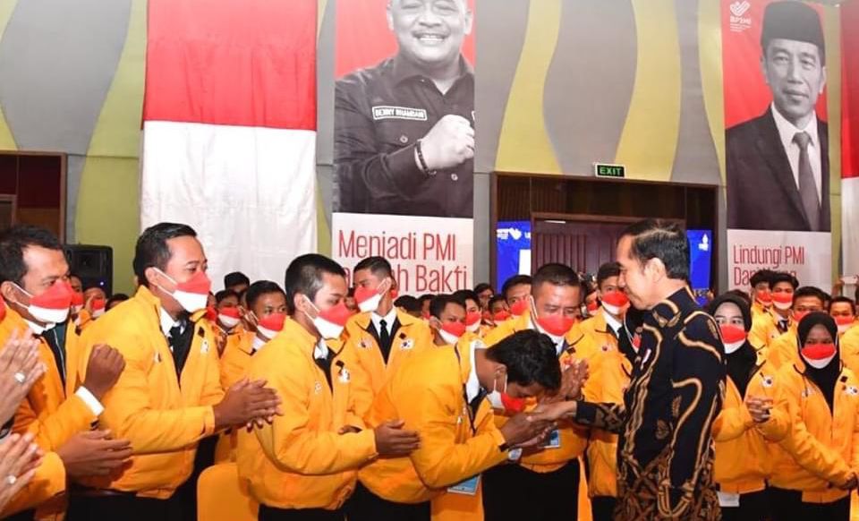 Presiden Jokowi menyalami pekerja migran Indonesia (PMI) yang akan ditempatkan di Korsel, di Hotel El Royale, Jakarta, Senin (17/10/2022) 
