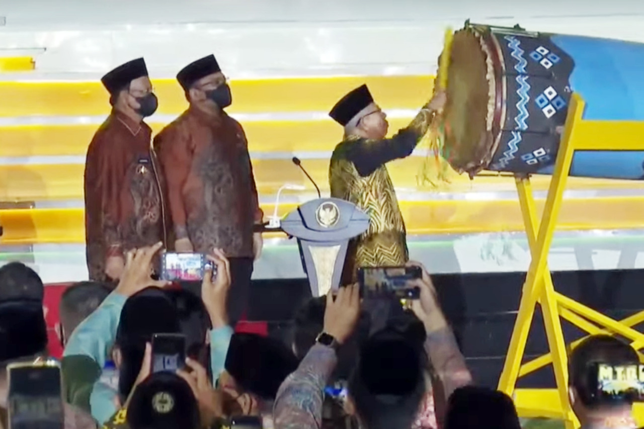 Wapres Ma'ruf Amin (kanan) memukul beduk tanda dibukanya MTQ Nasional ke-29 di Kiram Park, Banjar, Kalimantan Selatan, Rabu (12/10).