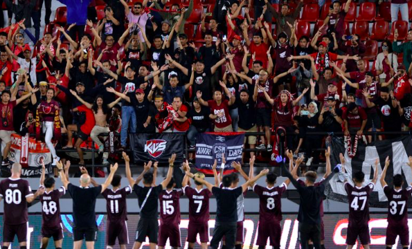 Sejumlah pemain PSM Makassar menyapa suporter usai mengalahkan Kedah Darul Aman Malaysia 