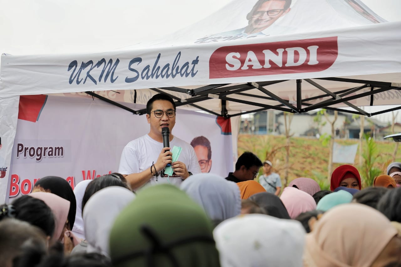 Relawan UKM Sahabat Sandiaga borong lauk pauk warteg di Cilincing, Jakarta Utara