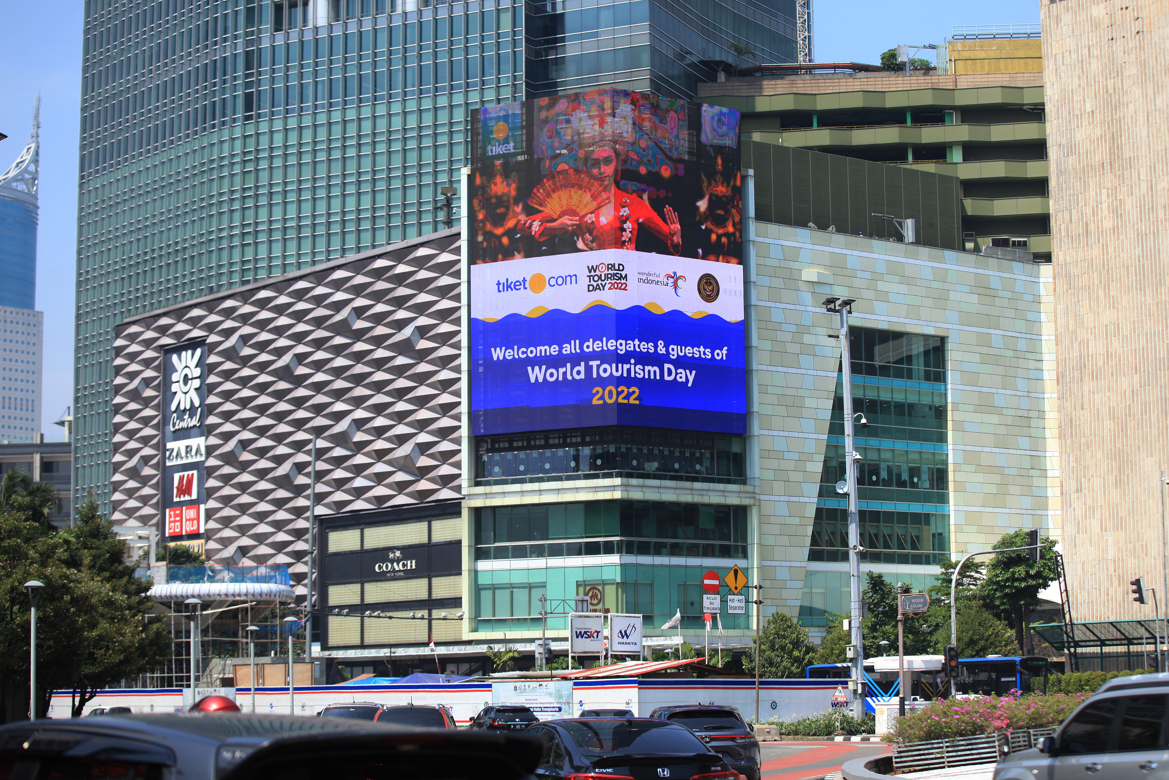 Papan world tourism day. Blibli bersinergi dengan tiket.com menggabungkan ekosistem e-commerce dan OTA. 