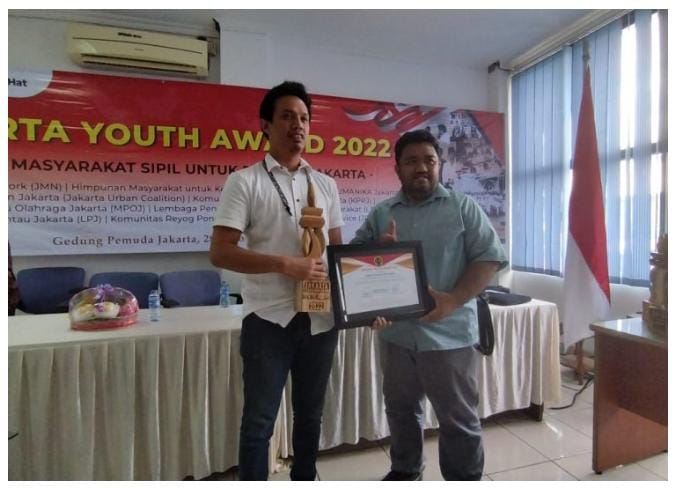 Koordinator Wartawan Balaikota DKI Jakarta, Sammy Edward Watimena, menerima penghargaan Jakarta Youth