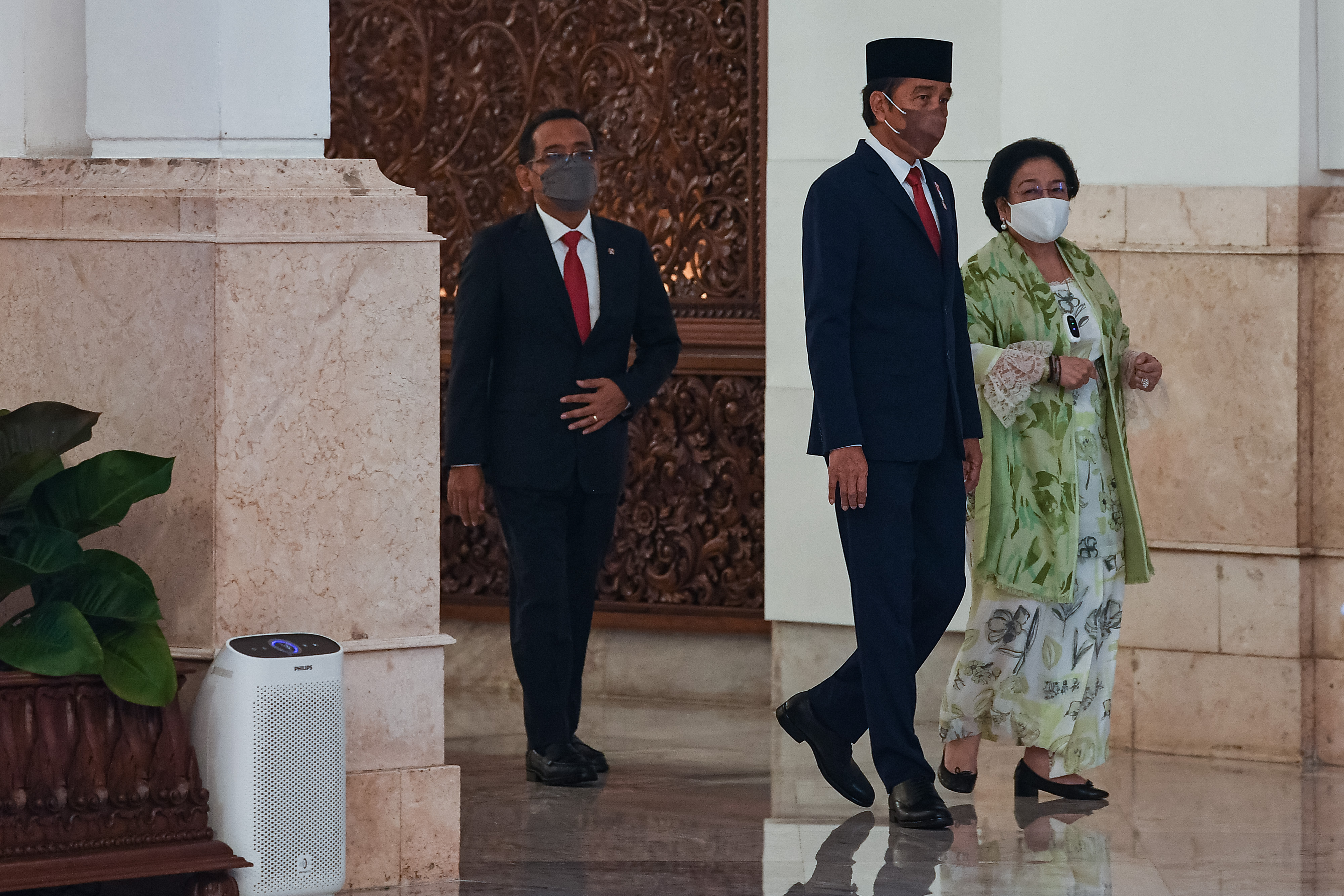 Presiden Joko Widodo (tengah) bersama Presiden ke-5 Megawati Soekarnoputri (kanan), di Istana Negara, Jakarta, Rabu (7/9).