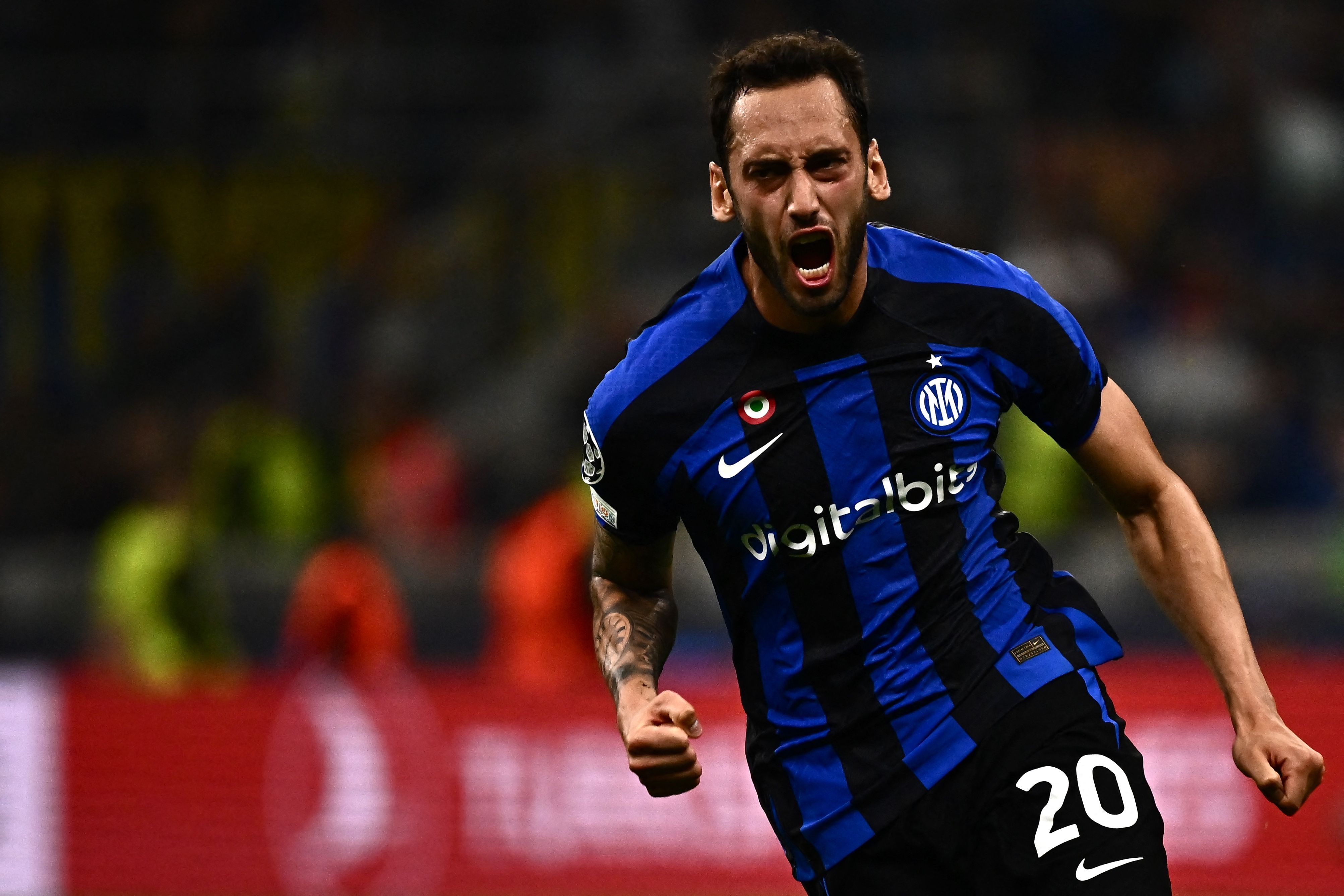 Gelandang Inter Milan Hakan Calhanoglu melakukan selebrasi usai mencetak gol ke gawang Barcelona di laga Liga Champions.