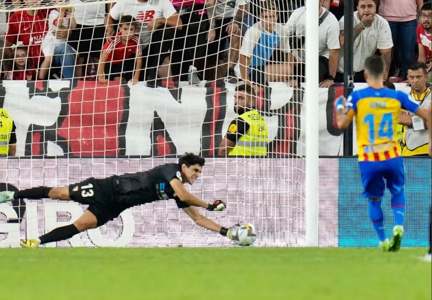 Penjaga gawang Sevilla Bono menahan eksekusi penalti kapten Valencia Jose Gaya di laga La Liga.