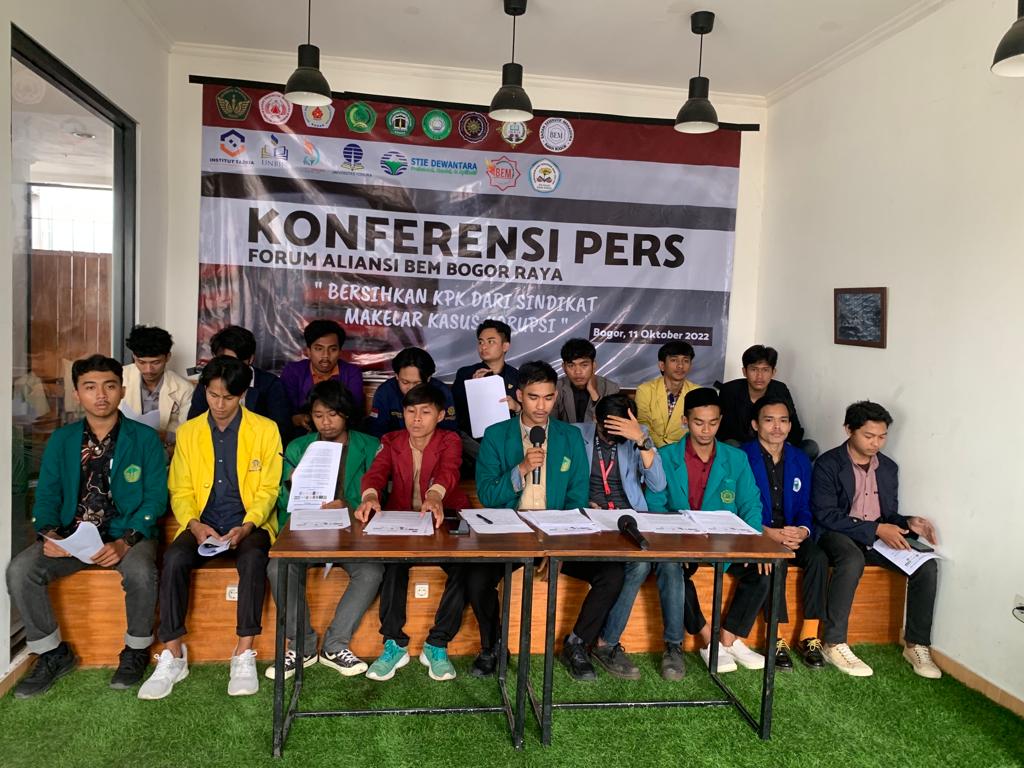 Forum Aliansi Badan Eksekutif Mahasiswa (BEM) Bogor Raya menggerakan konferensi pers terkait KPK di Bogor, Jawa Baat.