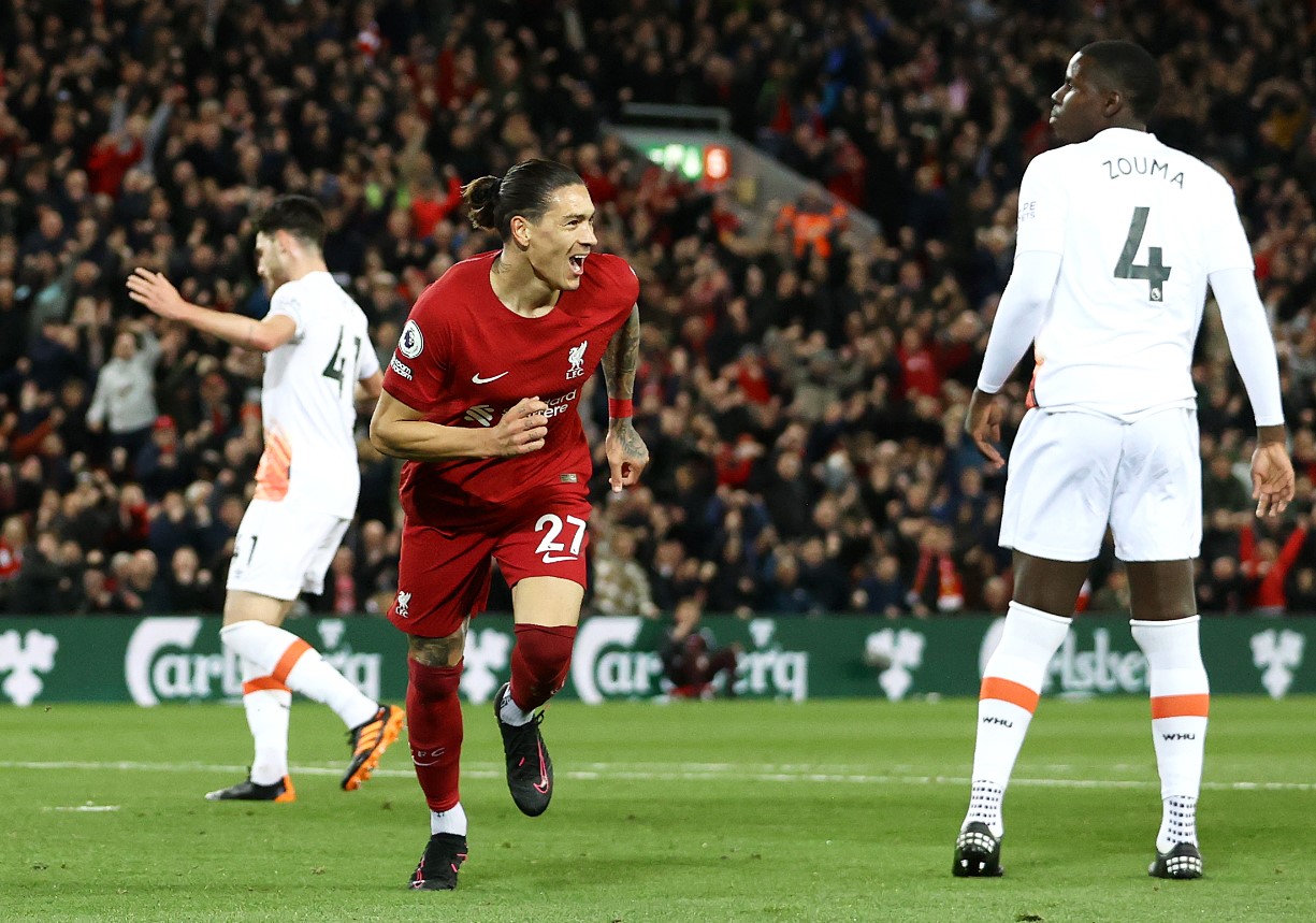 Penyernag Liverpool Darwin Nunez melakukan selebrasi usai mencetak gol ke gawang West Ham United di laga Liga Primer Inggris.