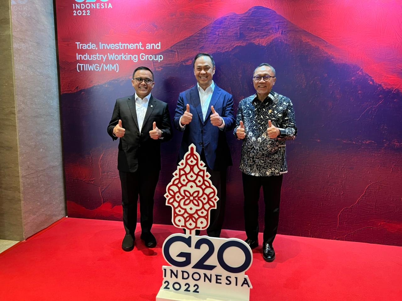 Men PAN-RB Abdullah Azwar Anas, Founder ESQ Ary Ginanjar Agustian dan Mendag Zulkifli Hasan saat Launching Core Values ASN Ber AKHLAK.