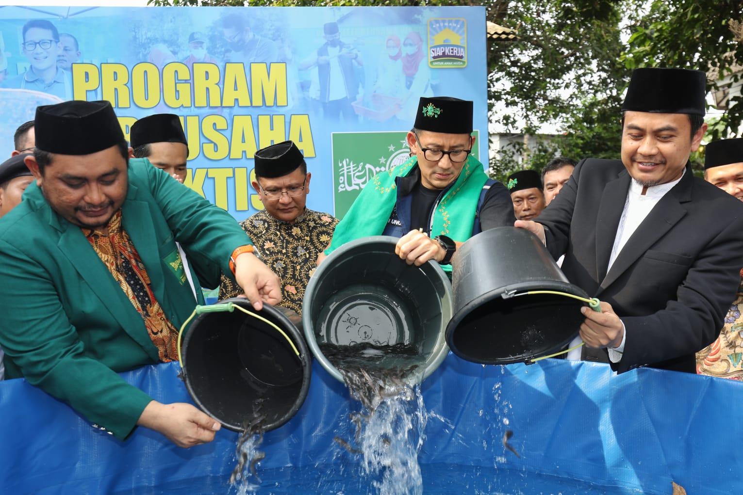 Menparekraf Sandiaga Uno menyulap lahan tidur menjadi tempat budidaya ikan lewat program 'Juragan Lele Lalap', bekerja sama dengan PCNU Jakt