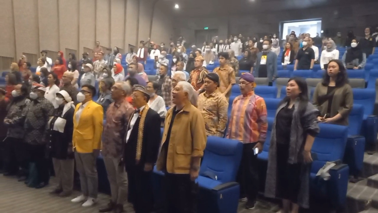 Sejumlah guru besar dan para Iluni (Ikatan Alumni UI)  mengadakan pagelaran karya seni berpuisi dalam rangka Hari Sumpah Pemuda.