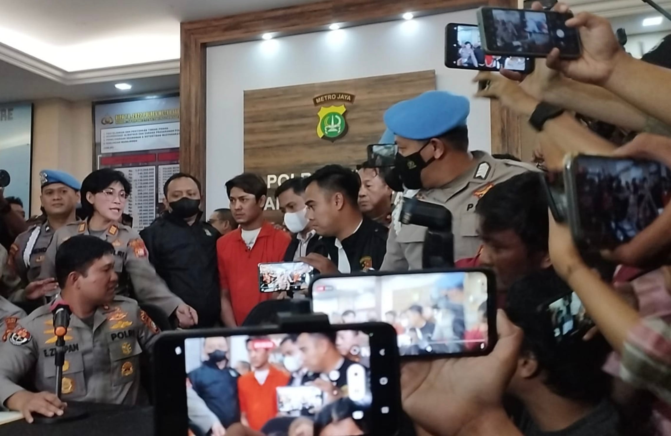 Tersangka kasus dugaan kekerasan dalam rumah tangga (KDRT) Rizky Billar (tengah)