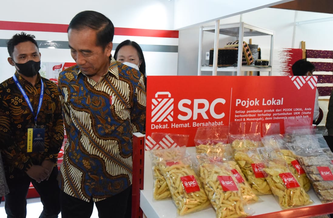 Presiden Jokowi berdialog dengan anggota Sampoerna Retail Community pada acara Kemitraan Inklusif untuk UMKM Naik Kelas, Senin (3/10).