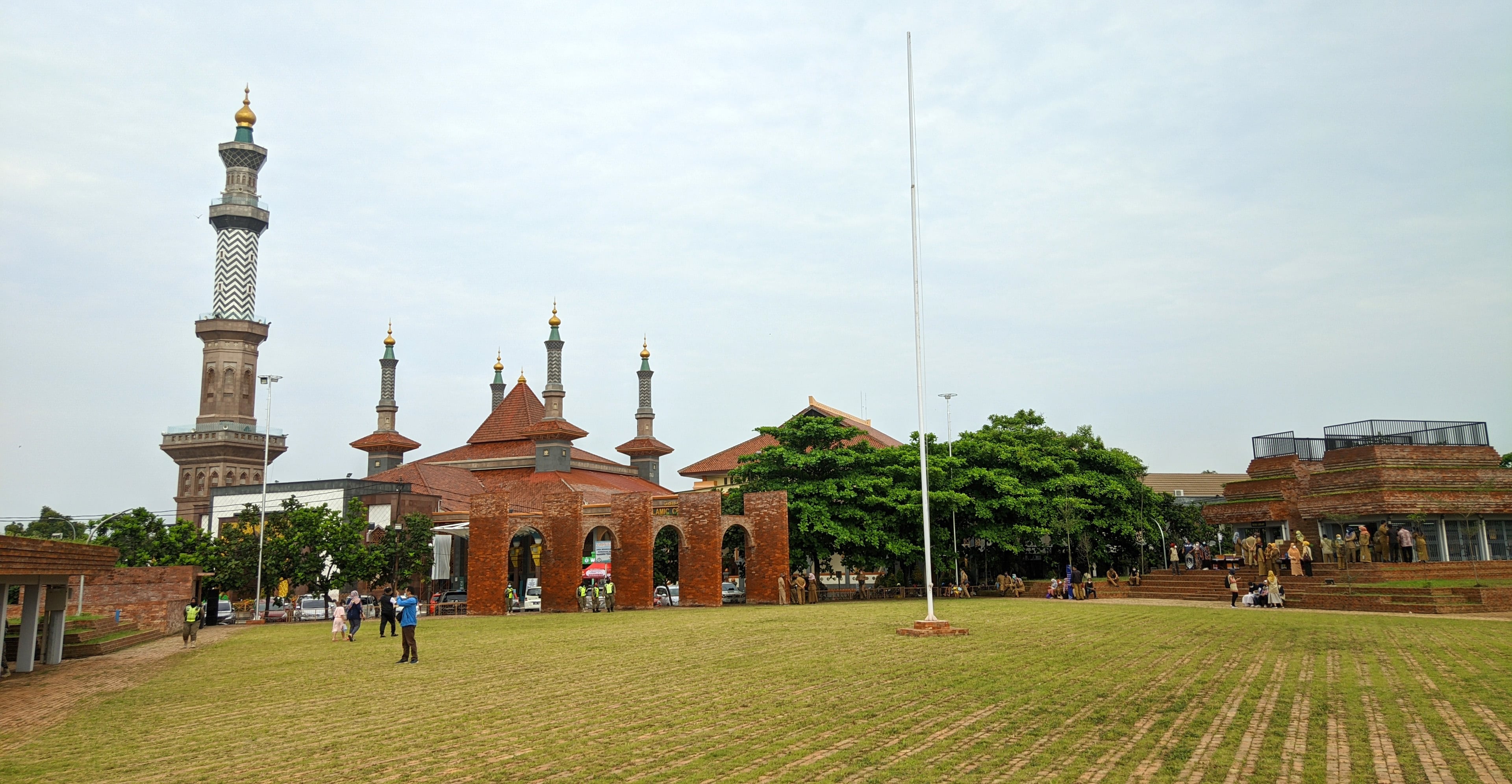 Salah satu icon wisata Kota Cirebon Alun-alun dan akan tambah satu lagi Kampung Wisata Arab yang akan dibangun pada 2023.