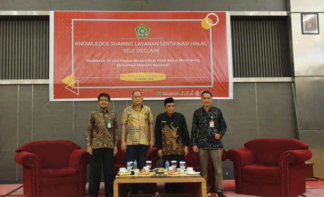 Anggota Komisi VIII Matindas Y. Manurung foto bersama usai 'Knowledge Sharing Layanan Sertifikasi Halal Self Declare' bersama BPJPH.