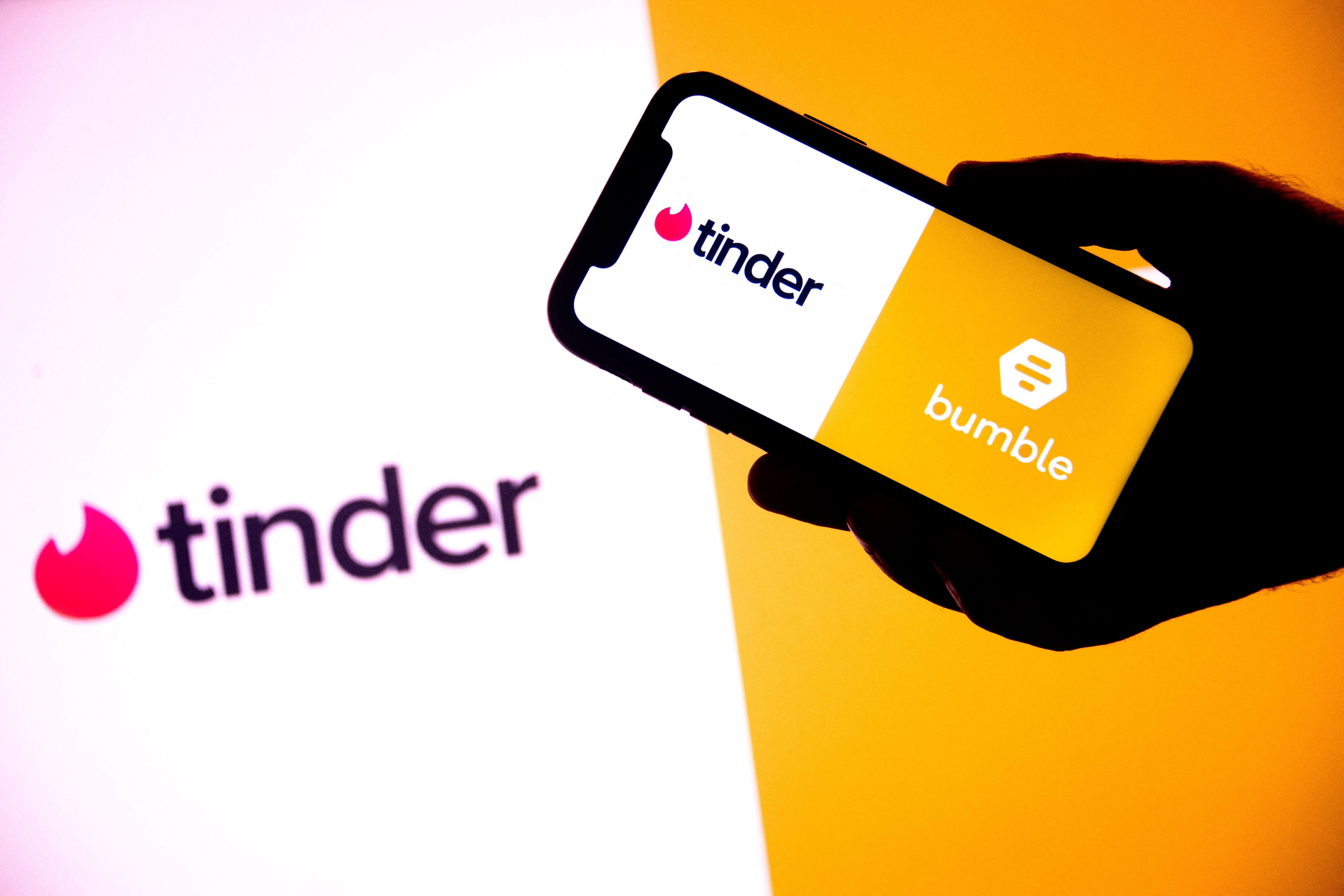 Logo aplikasi mencari jodoh Tinder dan Bumble.