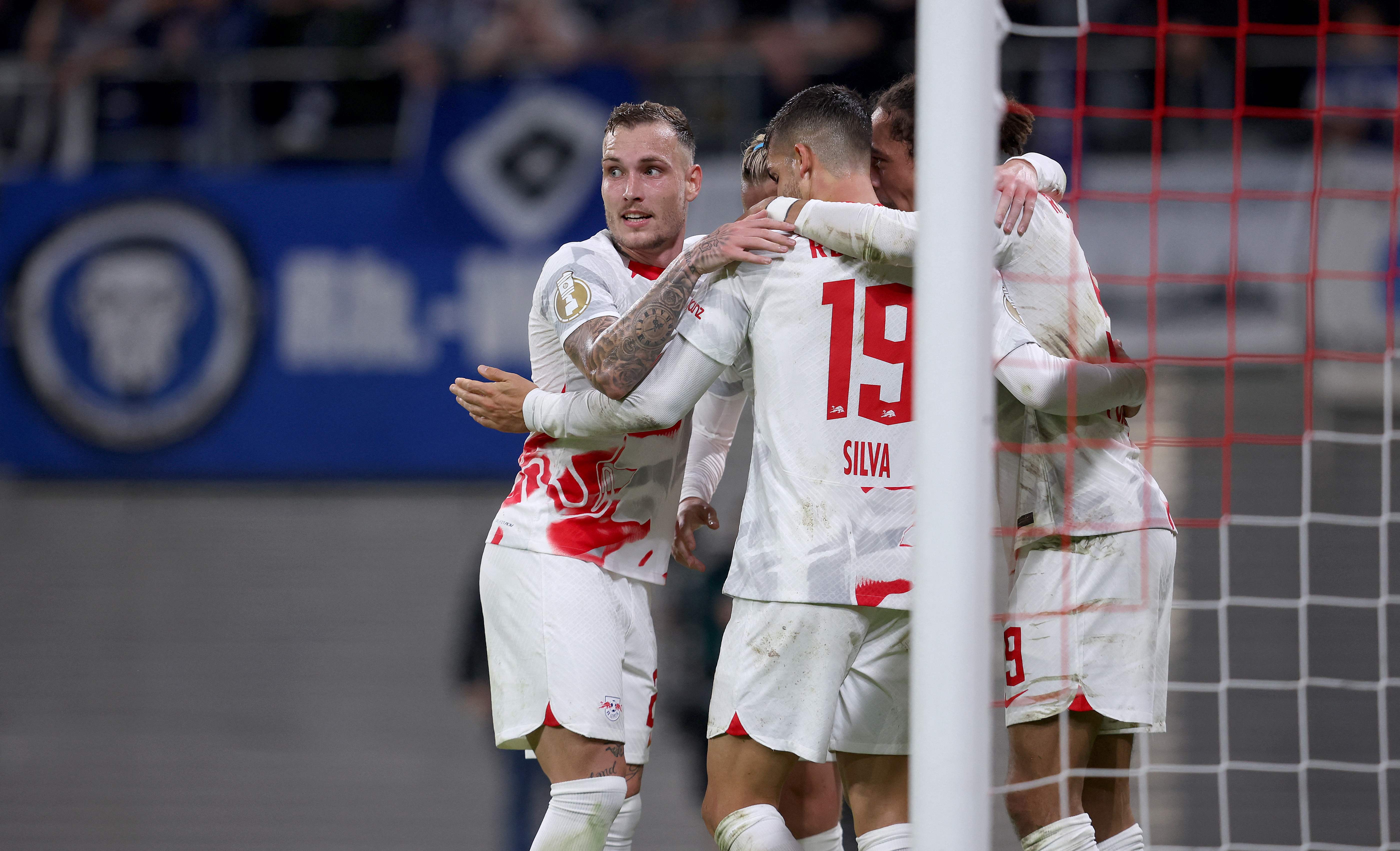 Para pemain RB Leipzig melakukan selebrasi usai mencetak gol ke gawang Hamburg di laga DFB Pokal.
