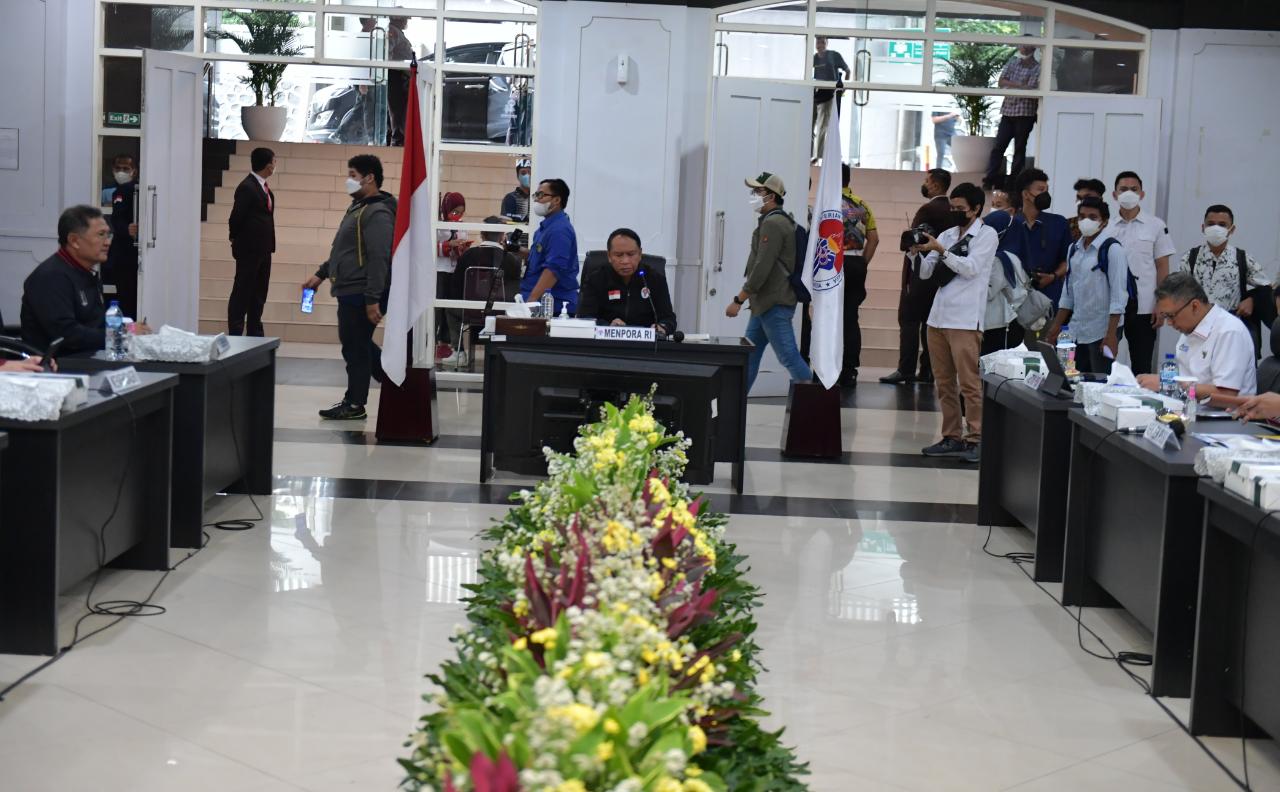 Menpora Zainudin Amali memimpin rapat korrdinasi evaluasi kompetisi sepak bola