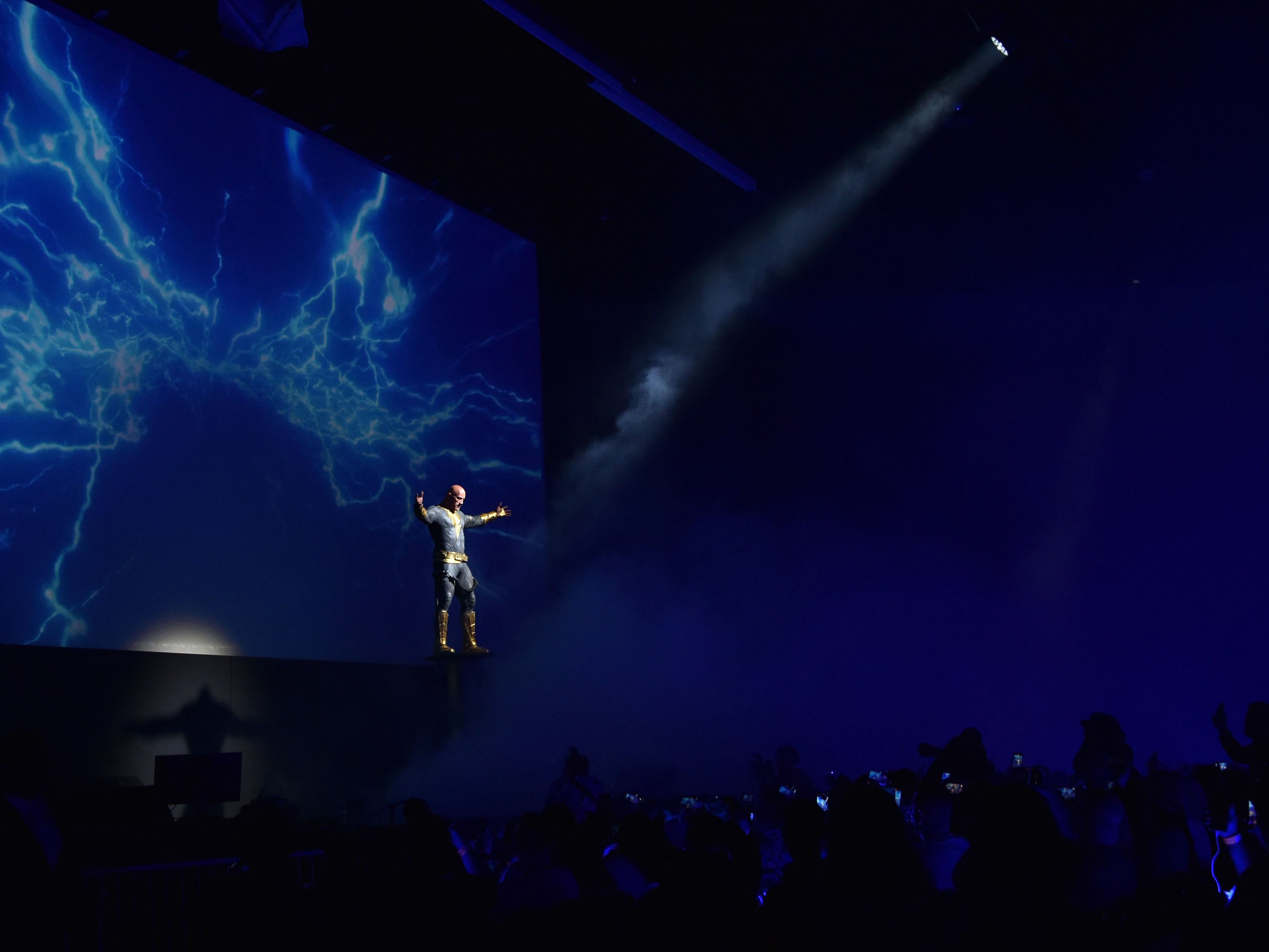 Aktor Dwayne Johnson tiba di atas panggung untuk mempresentasikan filmnya Black Adam selama panel Warner Bros. di Comic-Con di San Diego.
