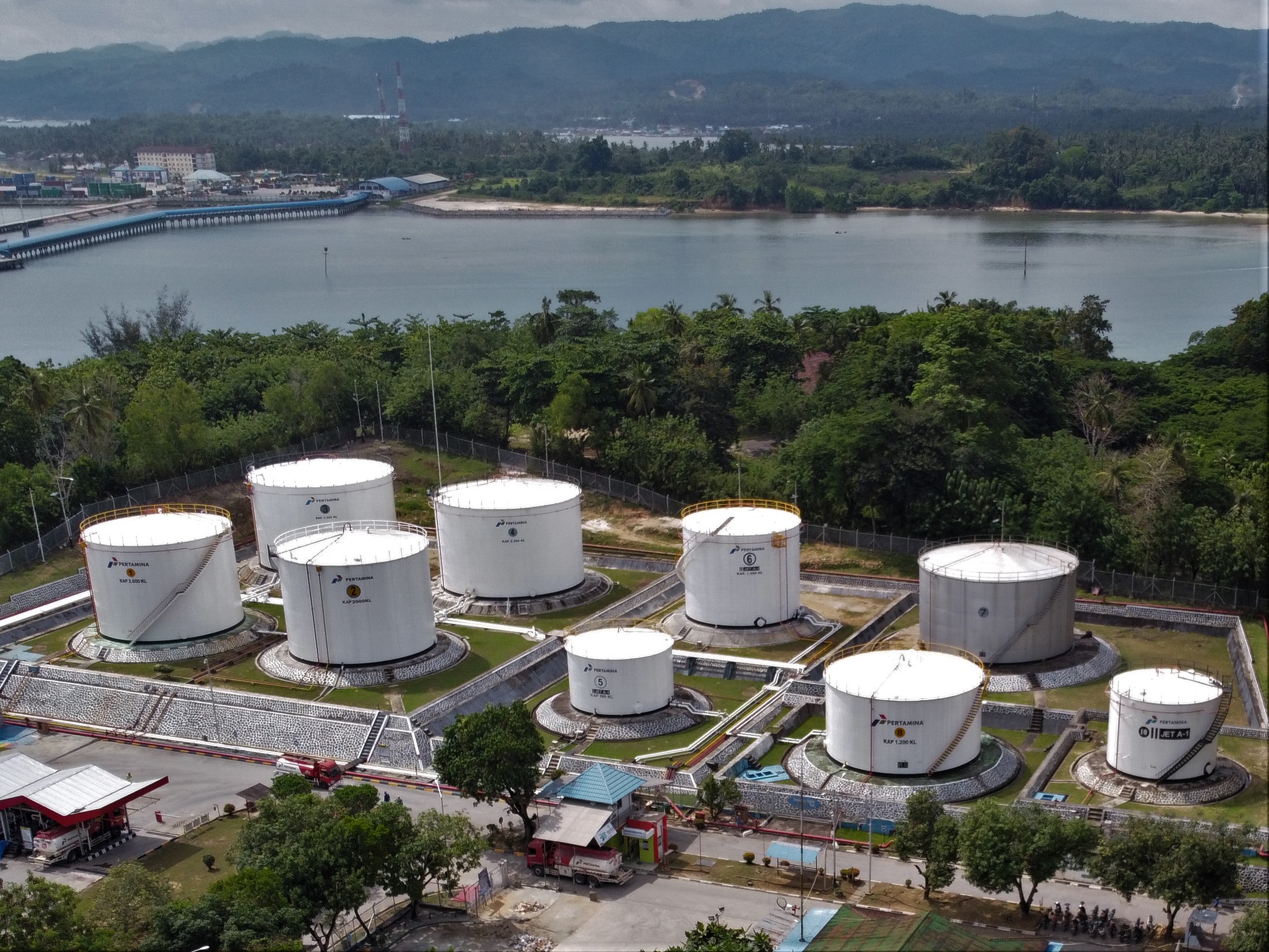 Potret tangki penampungan BBM Pertamina di wilayah Kendari, Sulawesi Tenggara.