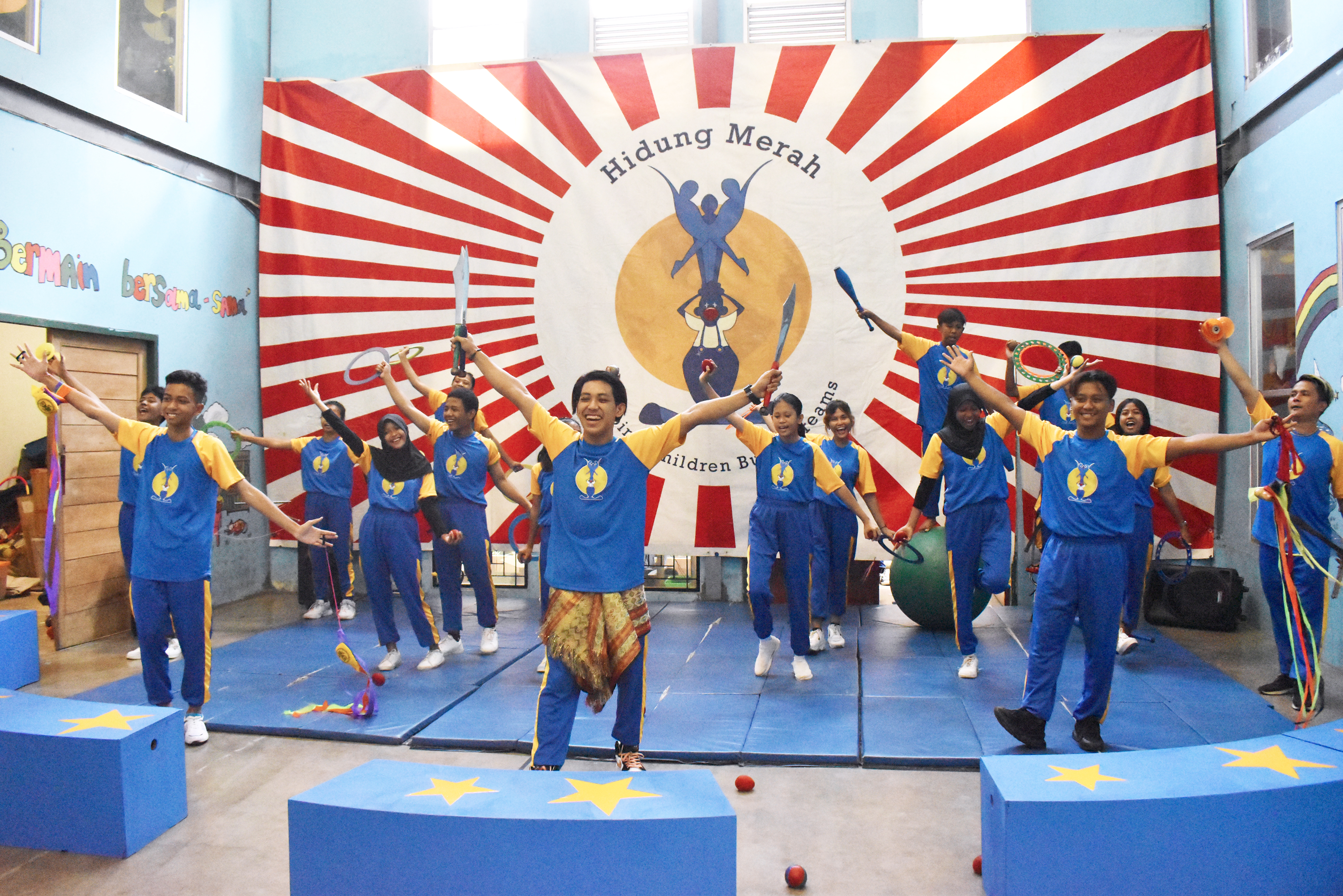 penampilan Annual Community Circus oleh Red Nose Foundation di Kampung Nelayan, Cilincing, Jakarta Utara