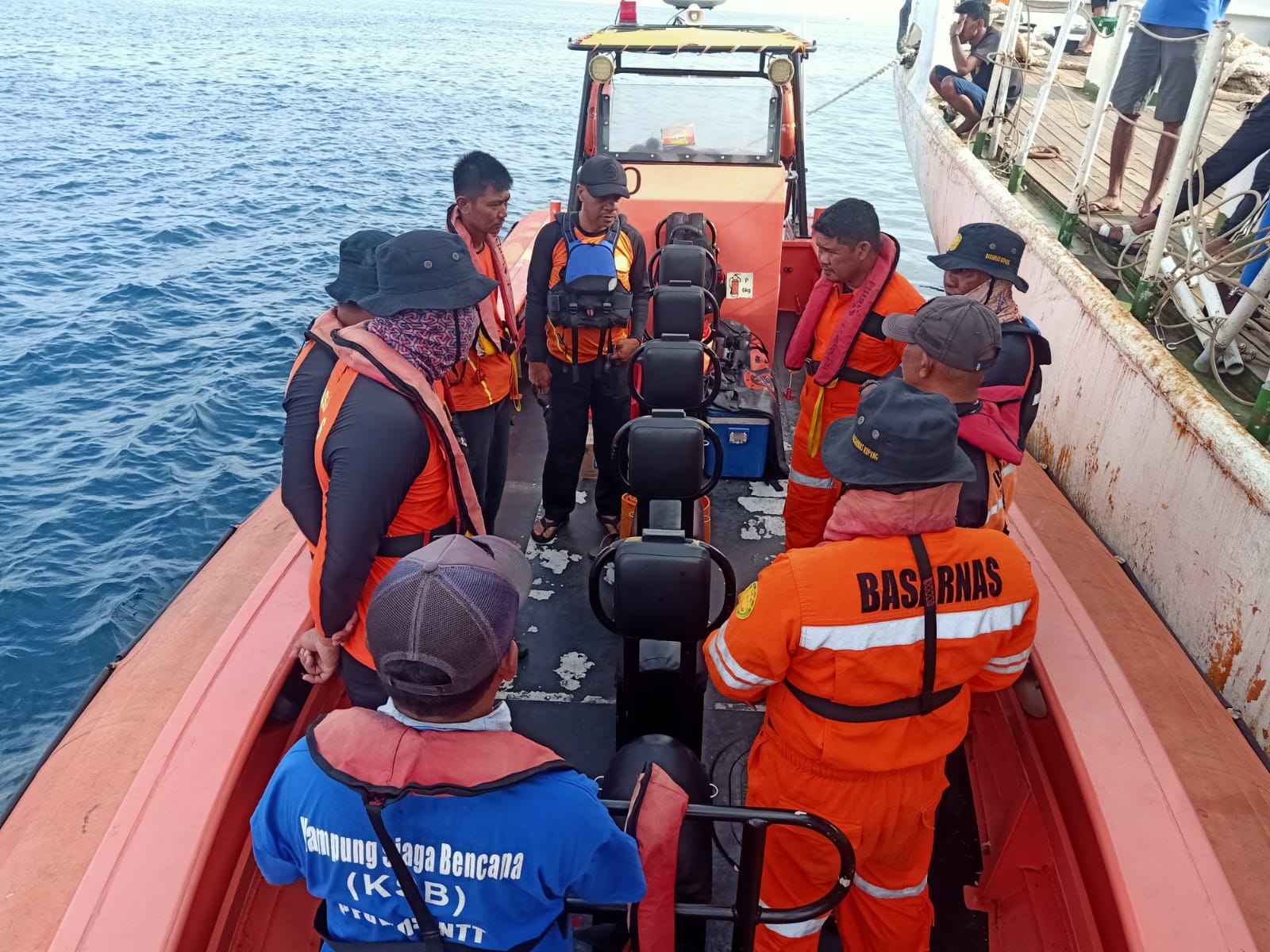 Tim SAR berdoa sebelum melanjutkan pencarian korban hilang musibah Kapal Express Cantika 77 yang terbakar di Kupang, NTT, Senin (31/10).