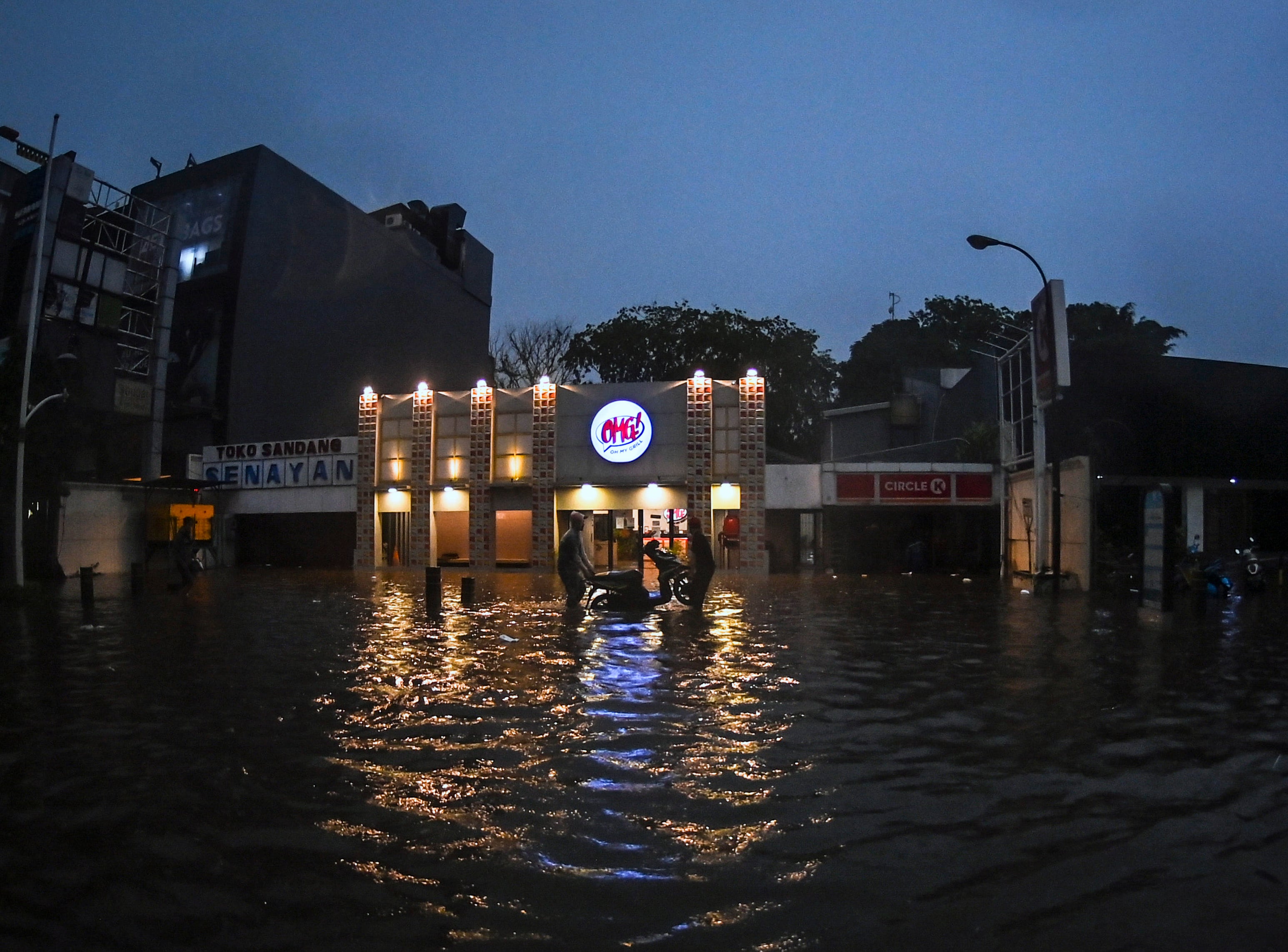 Warga mendorong sepeda motornya saat banjir di Jalan Kemang Raya, Jakarta Selatan, Selasa (4/10) petang.