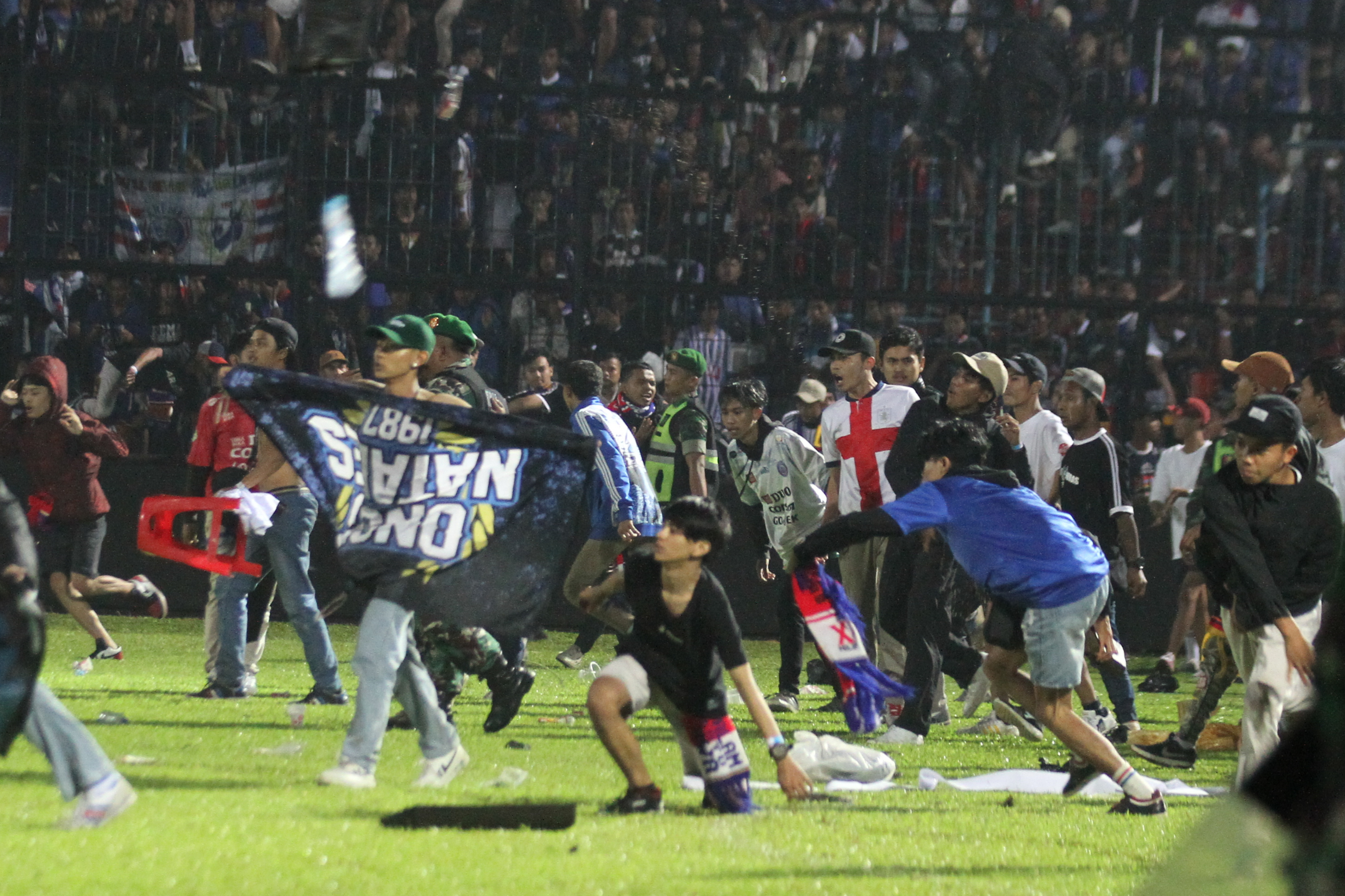 Suporter memasuki lapangan Stadion Kanjuruhan, Kabupaten Malang, seusai pertandingan Arema FC- Persebaya, Sabtu malam (1/10/2022)