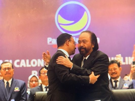 Anies Baswedan memeluk Surya Paloh seusai deklarasi sebagai capres NasDem pad Pemilu 2024, di di NasDem Tower, Gondangdia, Jakarta, Senin (3