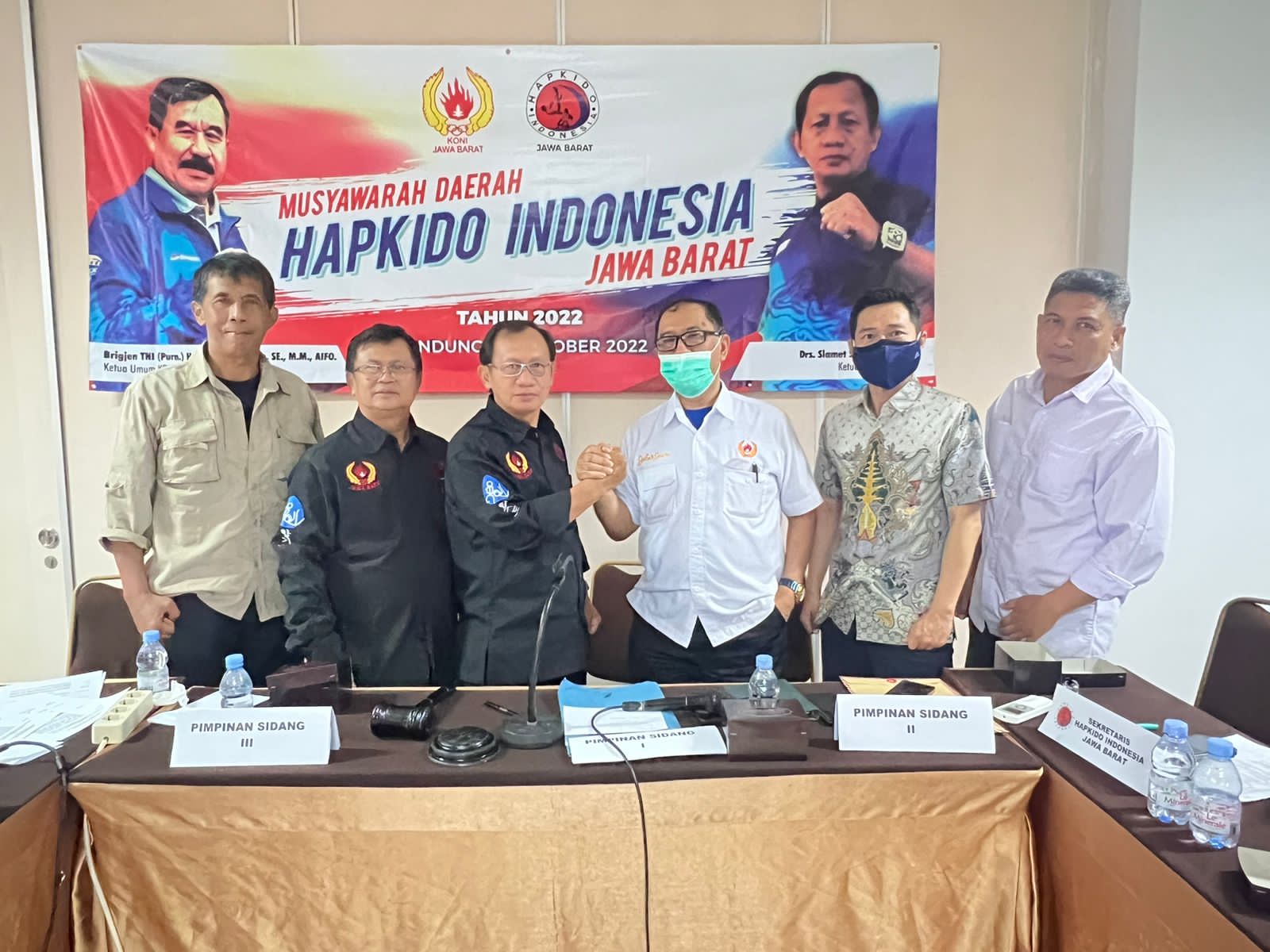 Slamet Suhari (ketiga dari kiri) kembali memimpin Hapkido Jawa Barat periode 2022-2026